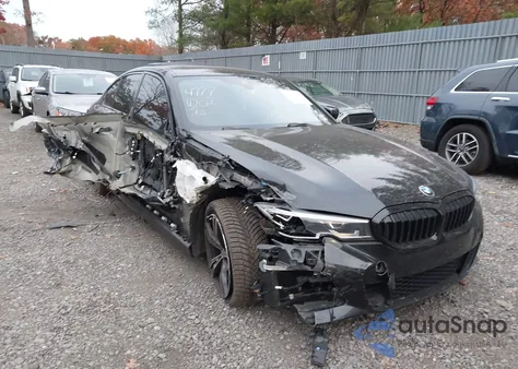 2021 BMW 330I xDrive z USA, uszkodzony, nr VIN 3MW5R7J01M8B48377